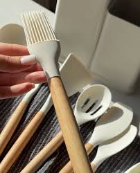 Silicone brush with wooden handle